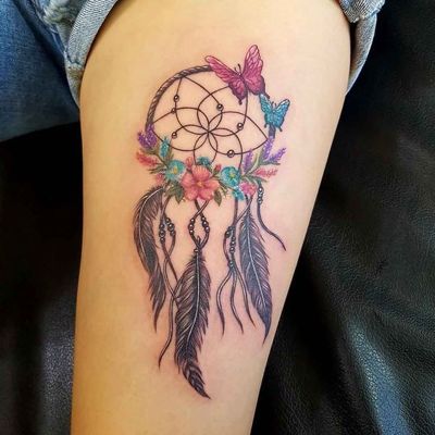  Tatouage attrape rêve avec des papillons multicolores sur le coté du bras